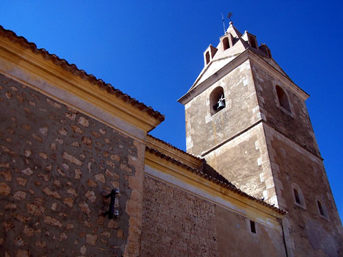 Exterior del altar y la sacristía de la Iglesia de San Miguel en Abengibre.