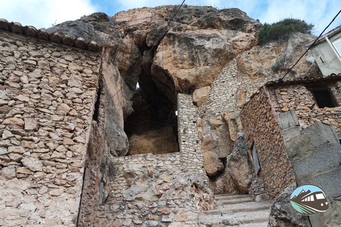 Murallas del Castillo de la Yedra en Ayna.