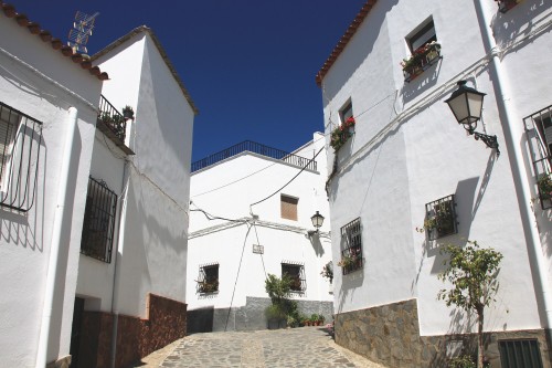 Calle en Almócita.