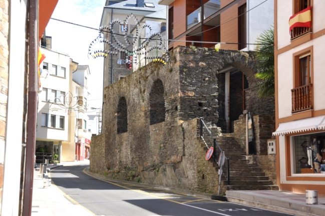 Muralla en Navia.