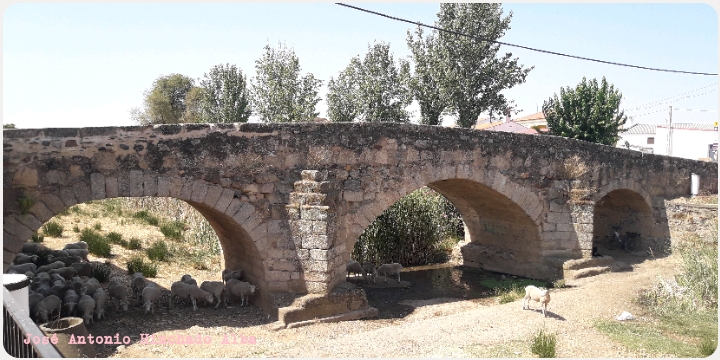 Puente Medieval en La Roca de la Sierra.